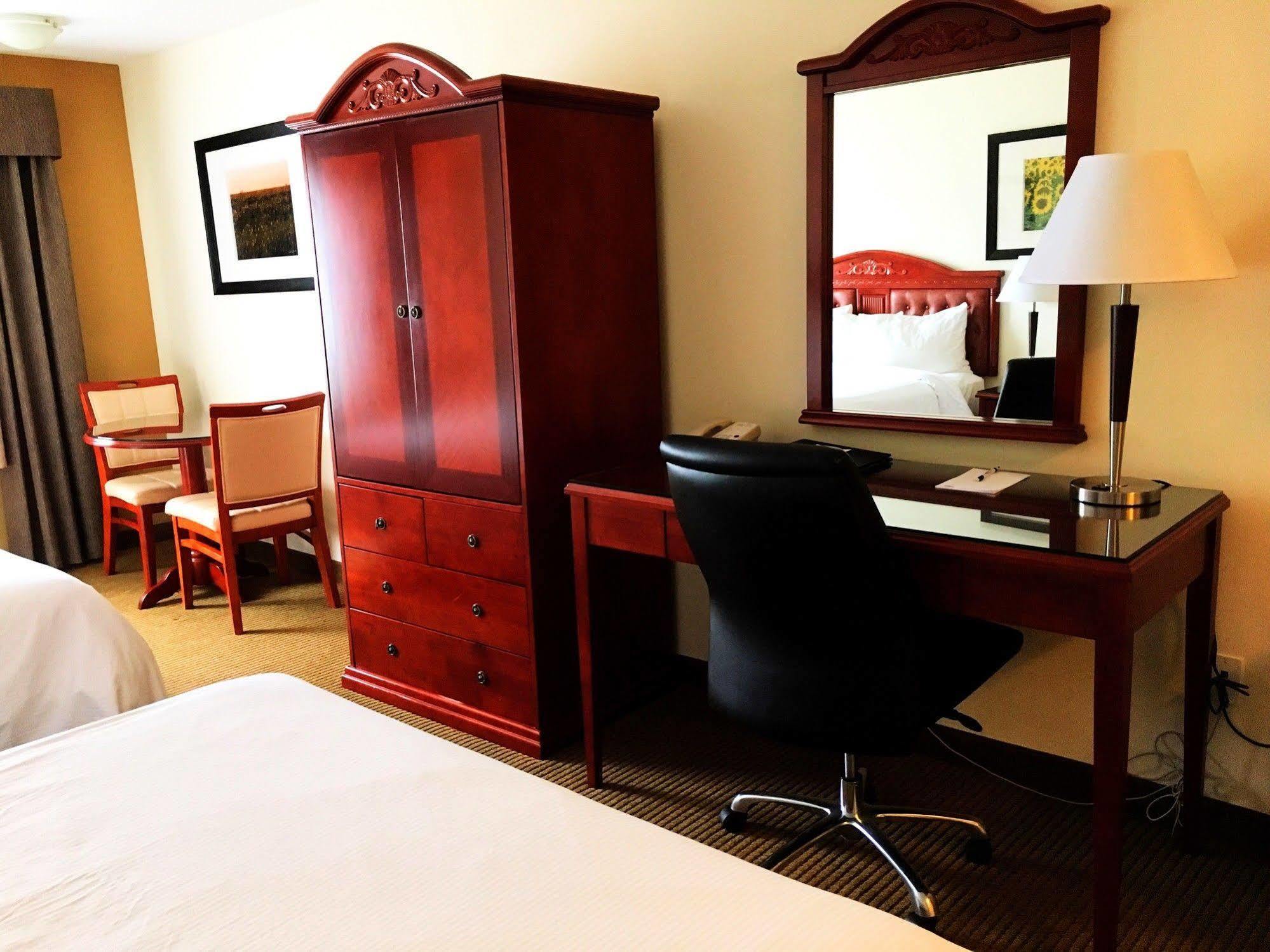 Trend Mountain Hotel & Conference Centre Tumbler Ridge Extérieur photo