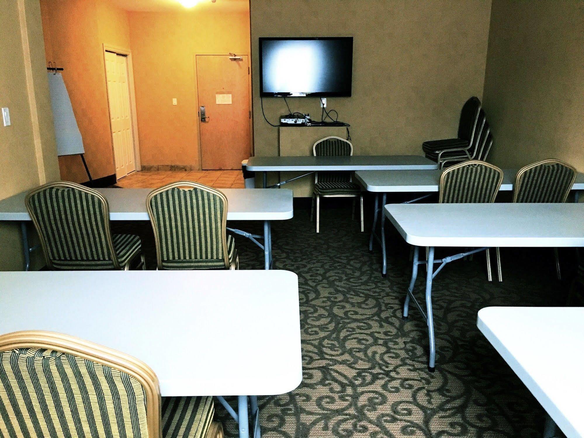 Trend Mountain Hotel & Conference Centre Tumbler Ridge Extérieur photo